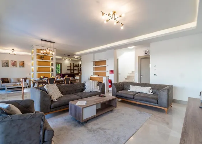 ヴィラ Deluxe Villa Ayshen With Private Swimming Pool